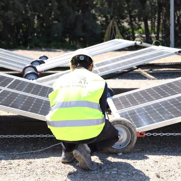 Equipo técnico ensamblando soluciones solares móviles para aplicaciones industriales
