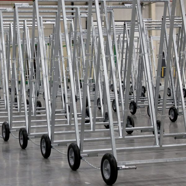 Foto de la producción de generadores solares en la fábrica Nomad Solar Industries