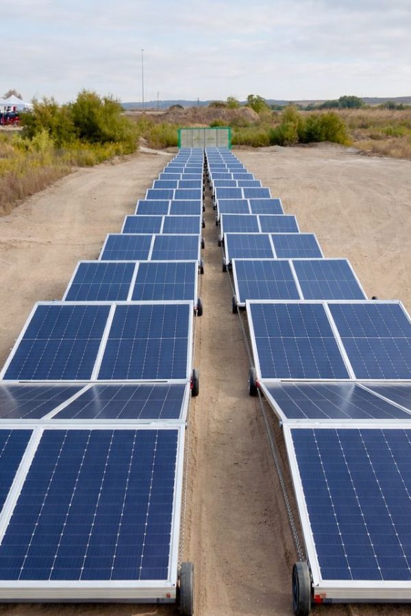 Paneles solares alineados bajo el sol