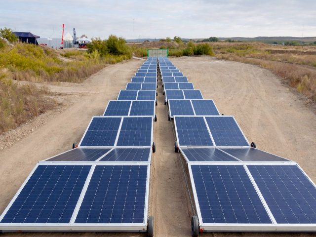 Paneles solares alineados bajo el sol
