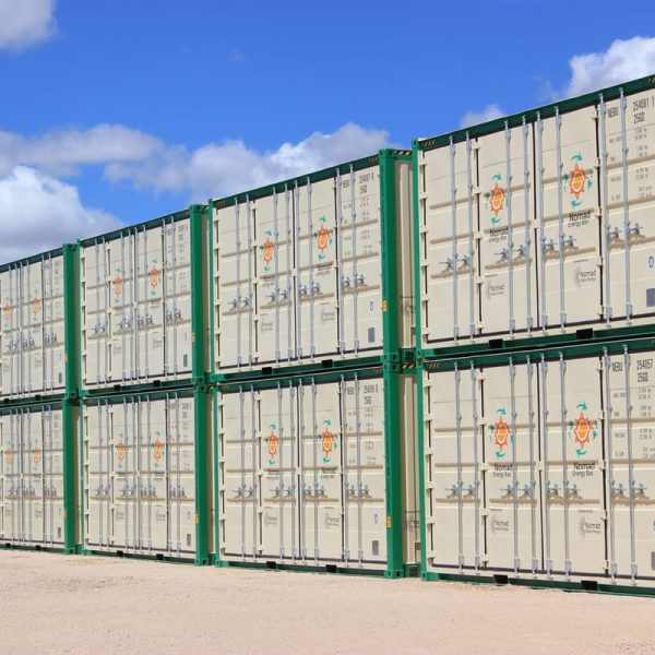 Proceso de fabricación de sistemas fotovoltaicos móviles en la planta de Nomad Solar Energy