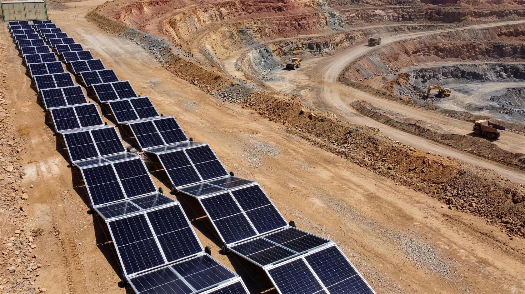 Paneles solares móviles Nomad desplegados junto a una mina a cielo abierto