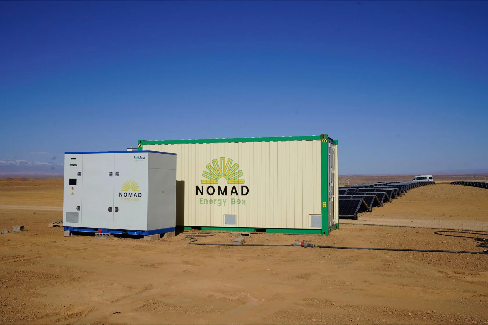 Nomad Energy Box 20 junto a un sistema de baterías y paneles solares